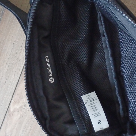 Lululemon Black Everywhere Belt Bag Nwt - Picture 3 of 3
